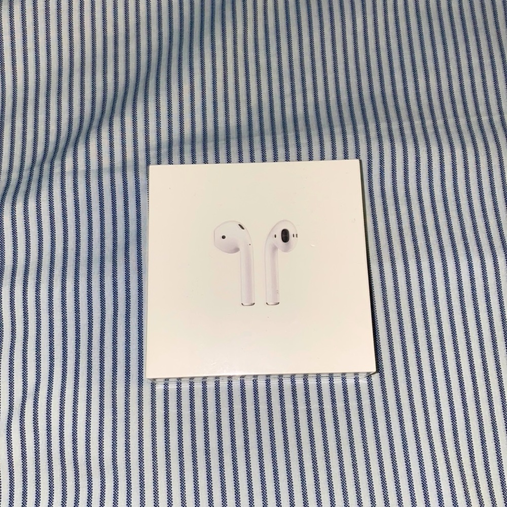 Apple AirPods Generation 2 w/charging case